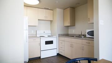 Apartment, 1 Bedroom, Kitchenette | Private kitchen | Full-size fridge, microwave