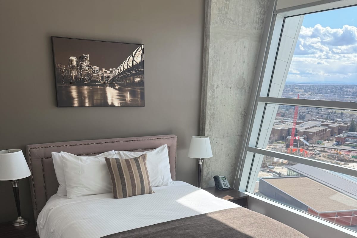 Suite monolocale Deluxe, 1 letto queen, angolo cottura (A/C) | Una scrivania, ferro/asse da stiro, Wi-Fi gratuito, lenzuola