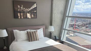 Suite estudio Deluxe, 1 cama Queen size, cocineta (A/C) | Escritorio, tabla de planchar con plancha, wifi gratis y ropa de cama