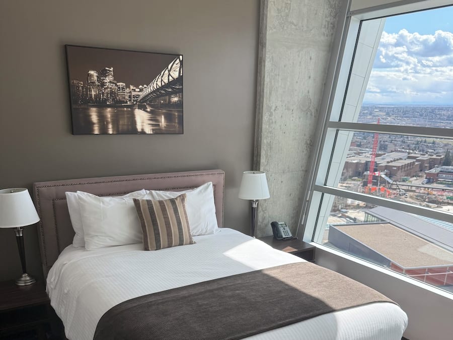 Deluxe Studio Suite, 1 Queen Bed, Kitchenette (A/C) | Desk, iron/ironing board, free WiFi, bed sheets