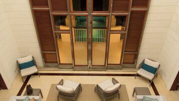 Villa de lujo, 6 habitaciones, vistas al mar, junto a la pista de esquí | Zona de estar | Una televisión de plasma