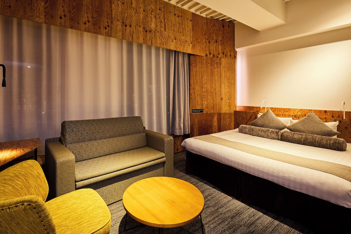 Quarto casal luxo, para não fumantes (Deluxe King) | 1 quarto, roupas de cama premium, edredons de pluma, cofres nos quartos