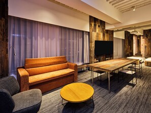 Svit Gallery - icke-rökare (Atelier Suite) | Duntäcken, värdeförvaringsskåp på rummet och mörkläggningsgardiner