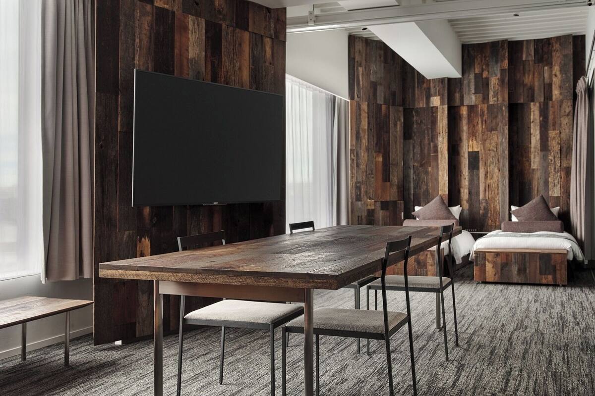 Gallery-sviitti, tupakointi kielletty (Atelier Suite) | Untuvapeitot, tallelokero huoneessa, pimennysverhot, ilmainen Wi-Fi