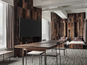 ห้องแกลเลอรีสวีท, ปลอดบุหรี่ (Atelier Suite) | ผ้านวมขนเป็ด, ตู้นิรภัยในห้องพัก, ผ้าม่านกันแสง, Wi-Fi ฟรี