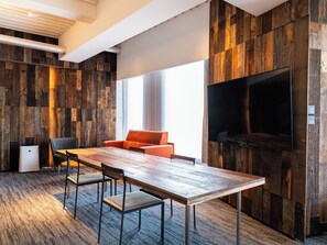 Gallery-Suite, Nichtraucher (Atelier Suite) | Daunenbettdecken, Zimmersafe, Verdunkelungsvorhänge, kostenloses WLAN