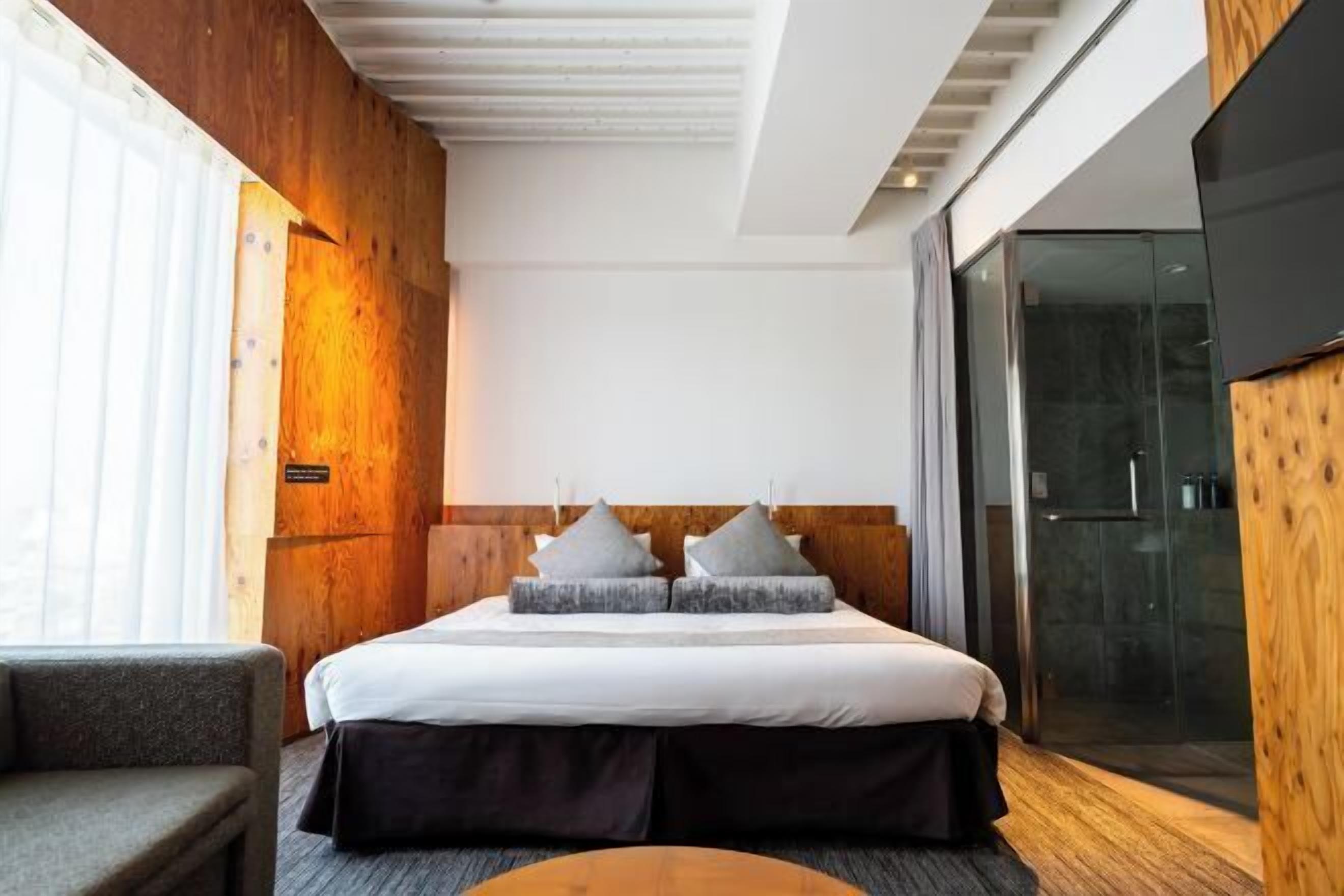 Down comforters, in-room safe, blackout drapes, free WiFi