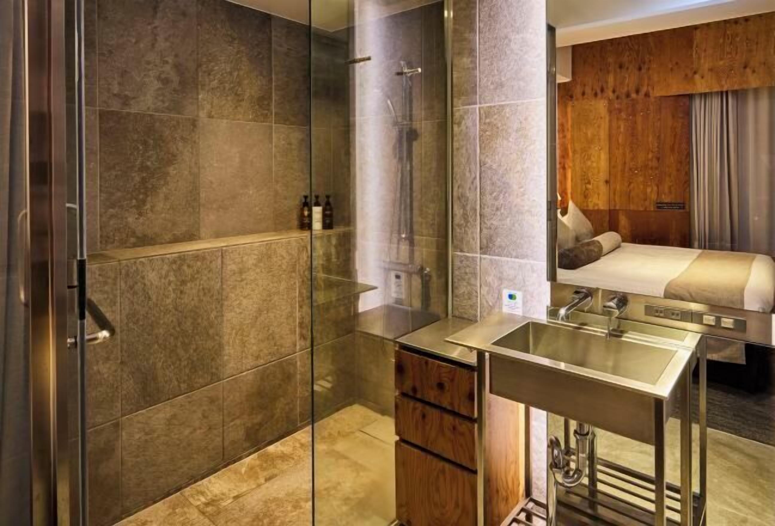 Phòng tắm | Đồ dùng nhà tắm miễn phí, máy sấy tóc, dép đi trong nhà 