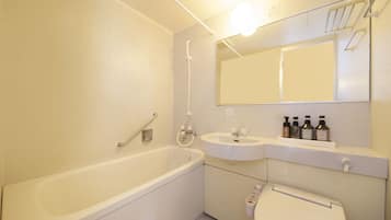 Une salle de bain avec une baignoire, un lavabo et des toilettes.