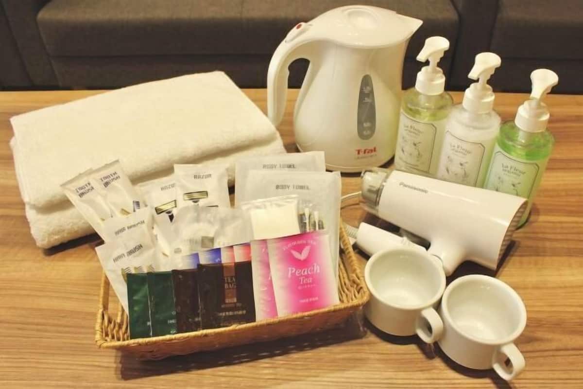 Een bad/douchecombinatie, een diep bad, gratis toiletartikelen