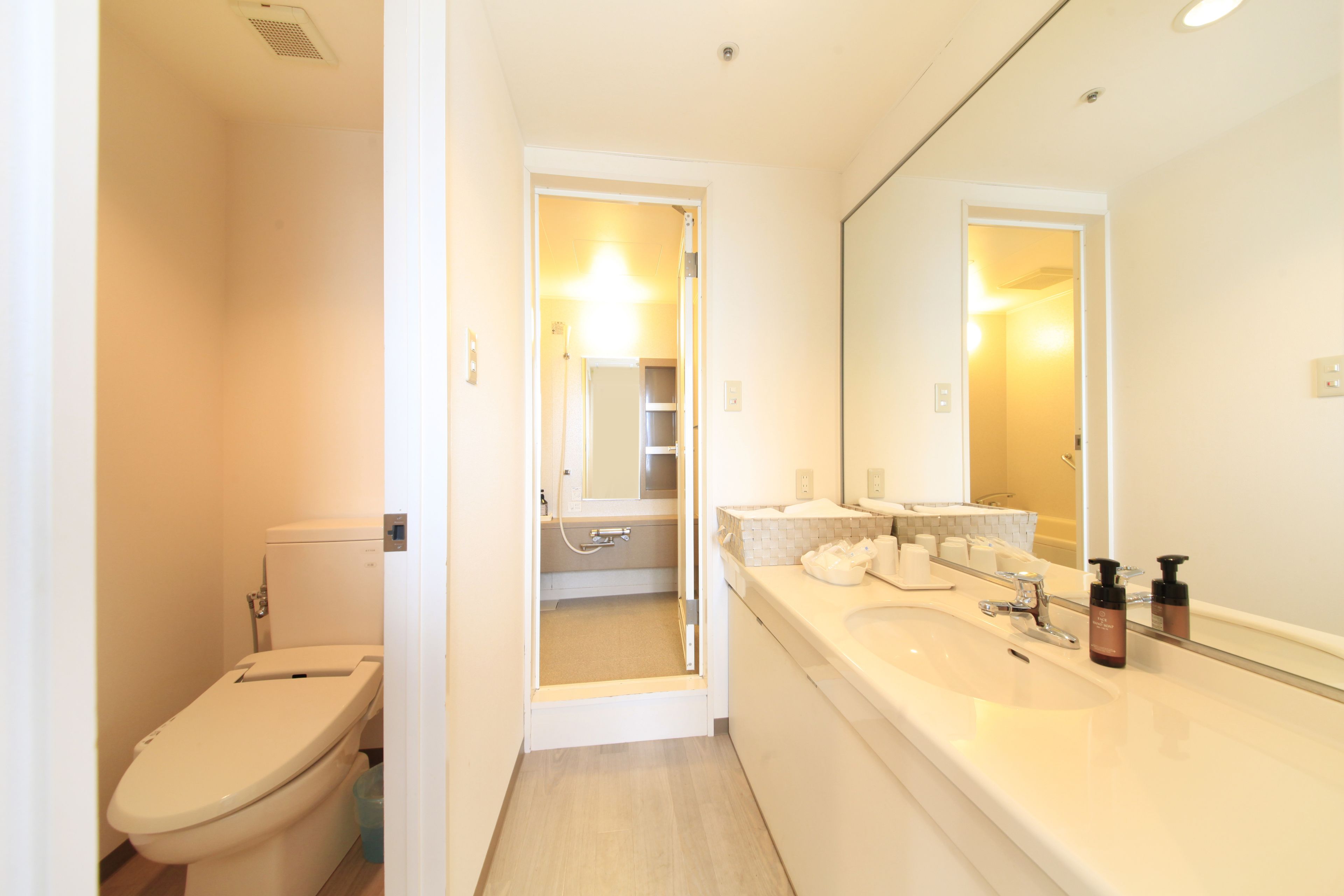 combined shower/bathtub, deep-soaking bathtub, free toiletries