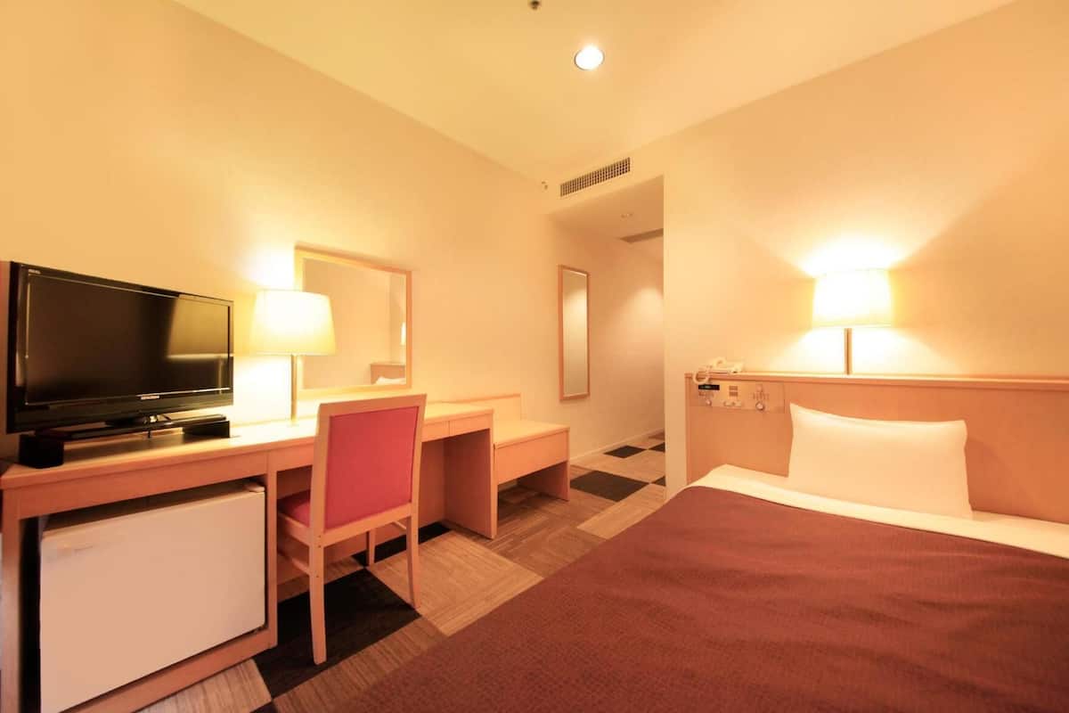 Escritorio, cortinas blackout, wifi gratis y ropa de cama 