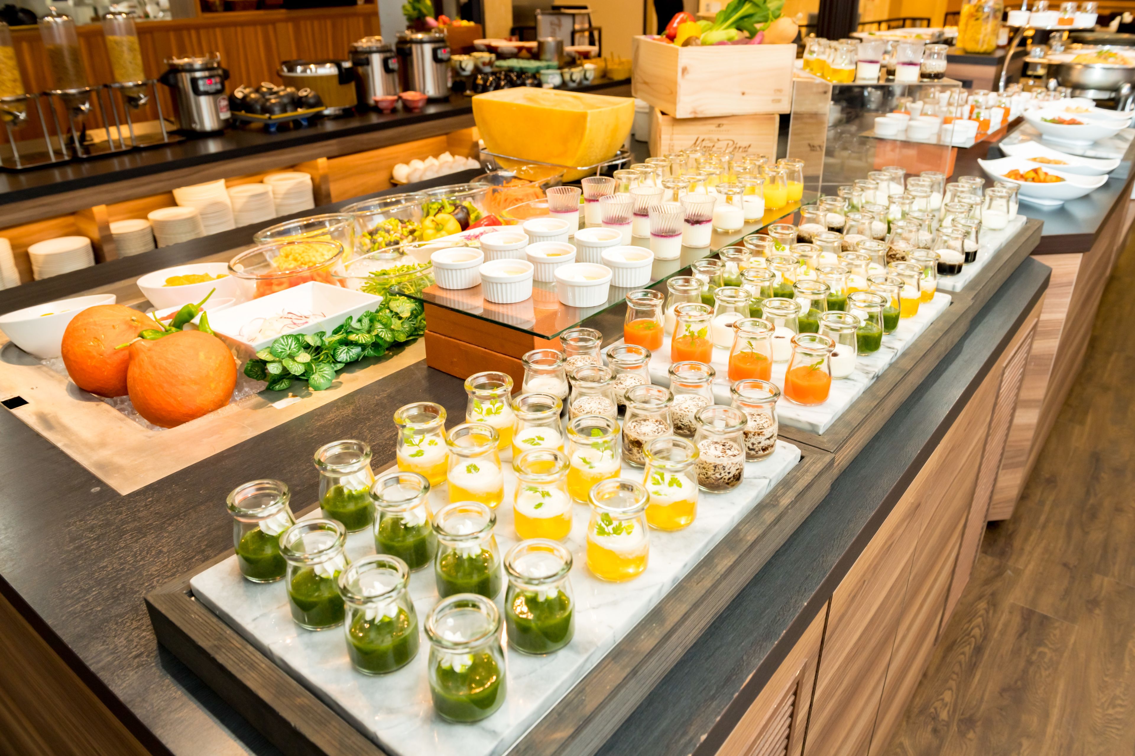 Un bufé con diferentes opciones de comida y bebidas.