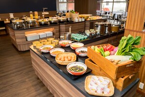 Un buffet proposant une variété de plats et de boissons.