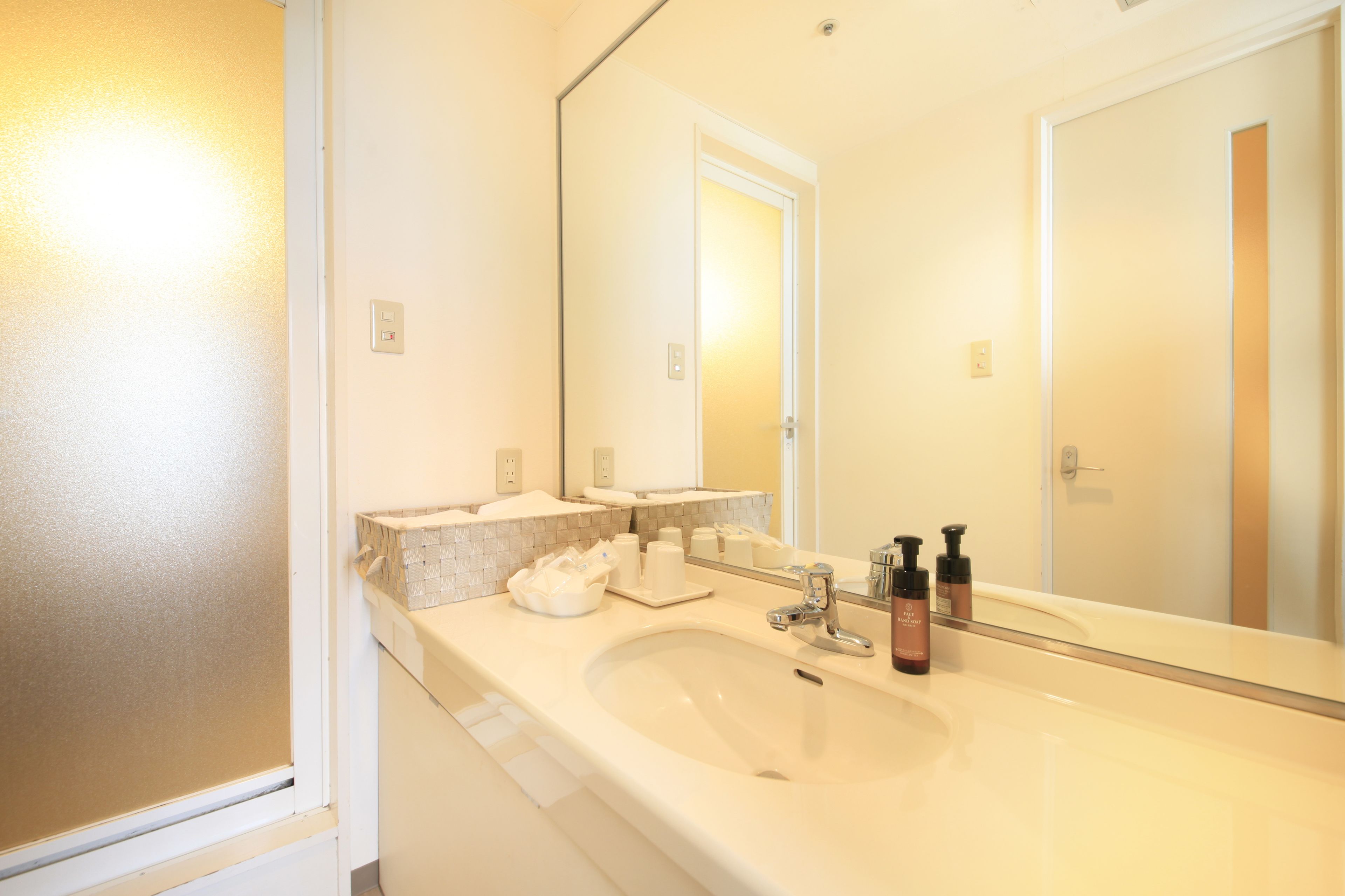 combined shower/bathtub, deep-soaking bathtub, free toiletries