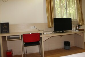 Comfort tweepersoonskamer | Een minibar, een kluis op de kamer, een bureau, verduisterende gordijnen