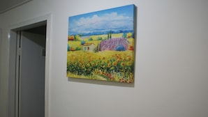 Una pintura de un paisaje rural con una casa y campos.
