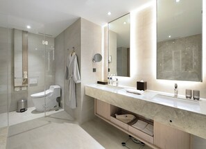 Suite ejecutiva | Baño | Tina y regadera independientes, secadora de cabello, toallas, shampoo 