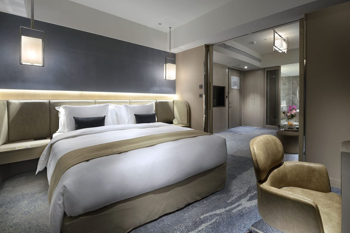 junior suite, 1 queen bed | in-room safe, blackout curtains, soundproofing, iron/ironing board