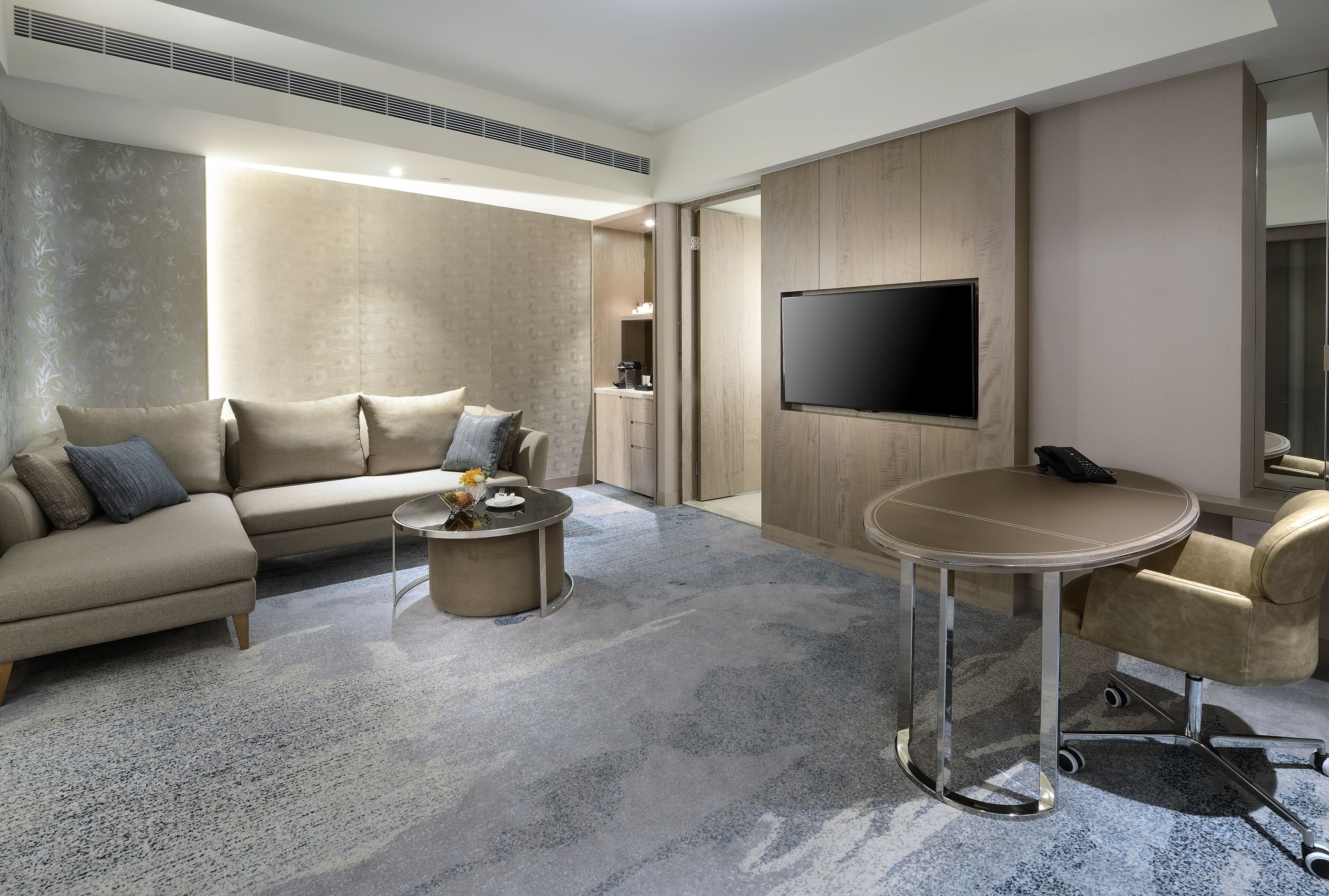 executive suite | living area | 50-inch lcd tv with cable channels, tv