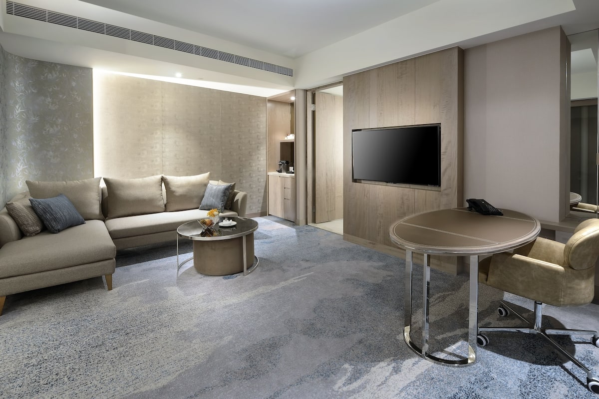 executive suite | living area | 50-inch lcd tv with cable channels, tv