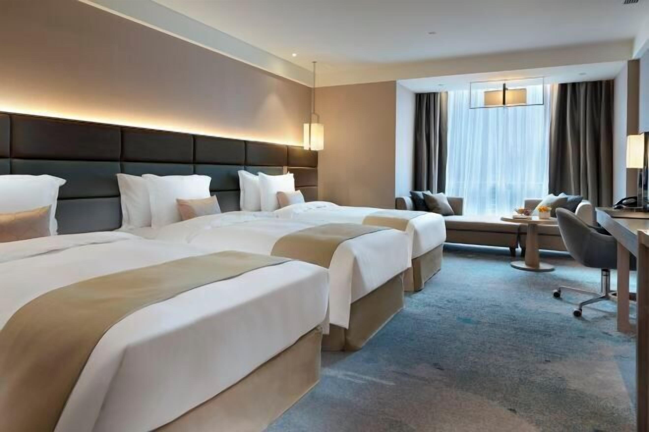 Peti besi dalam bilik, langsir/tirai gelap terus, kalis bunyi 