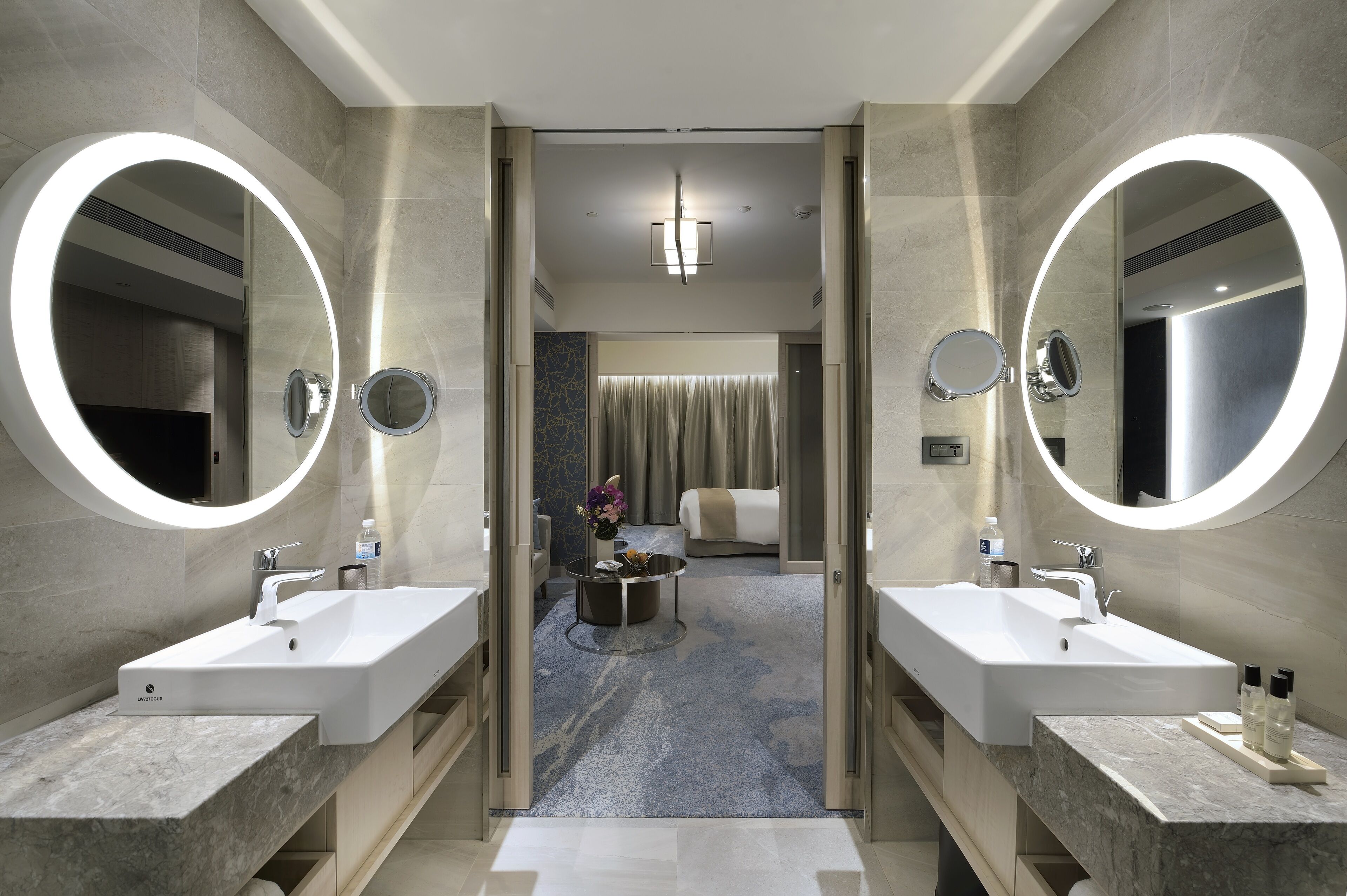 junior suite, 1 queen bed | bathroom | separate bathtub and shower, hair dryer, towels, shampoo