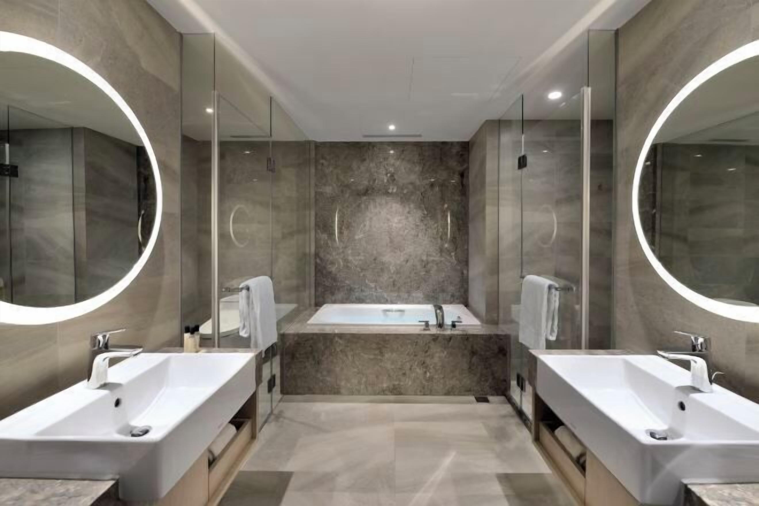 Bilik Mandi | Tab mandi dan pancuran berasingan, pengering rambut, tuala disediakan 