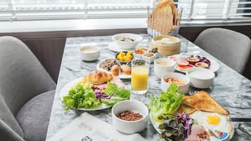 Daily buffet breakfast (TWD 715.00 per person)