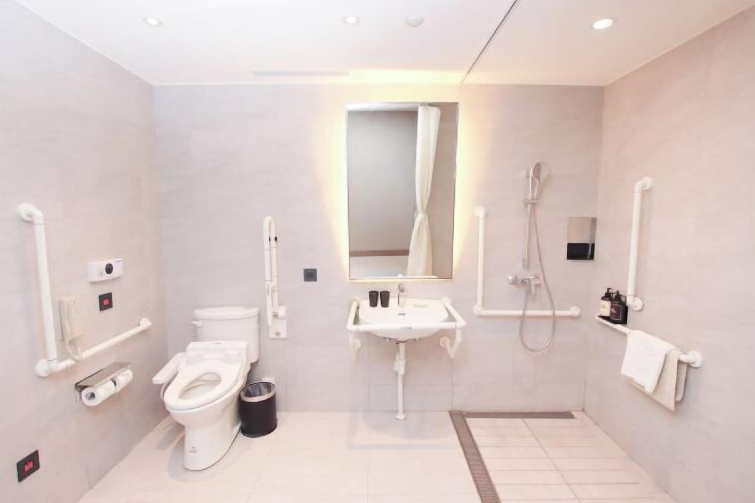 Baignoire et douche séparées, sèche-cheveux, serviettes fournies