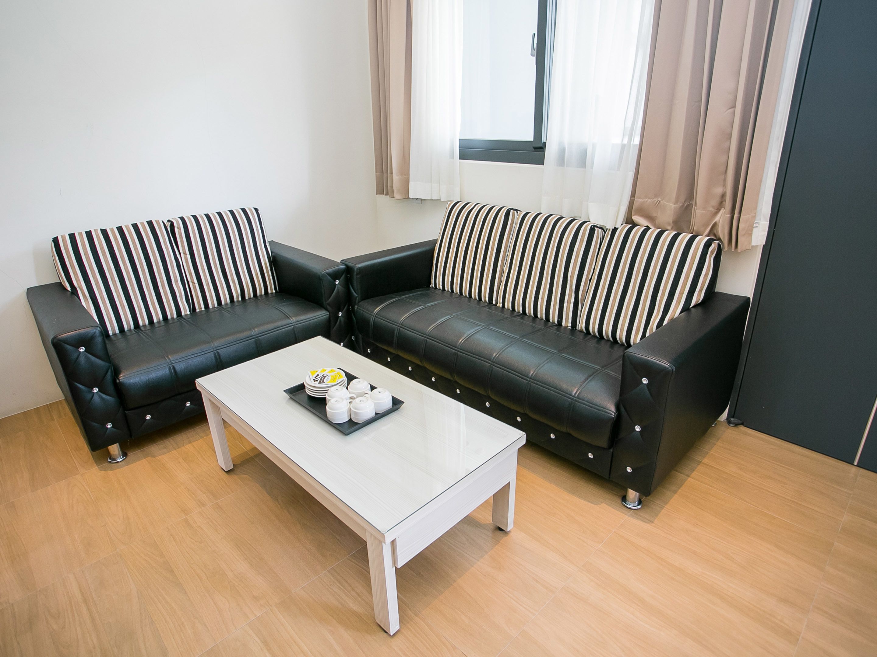 economy room | living area | lcd tv