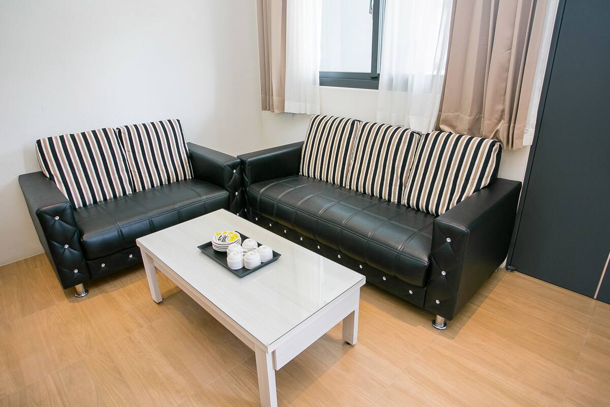 economy room | living area | lcd tv