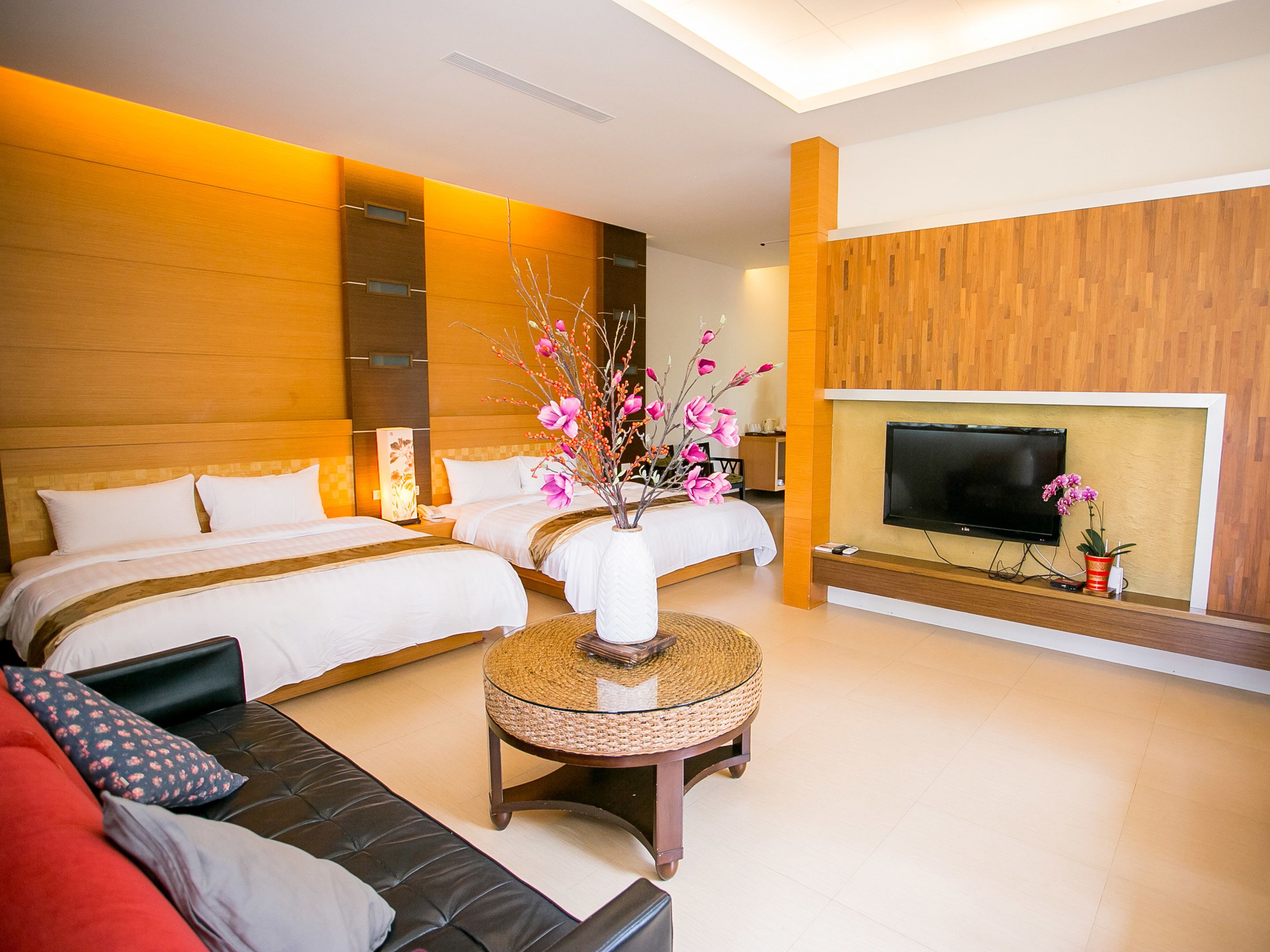 family room | premium bedding, in-room safe, desk, blackout curtains