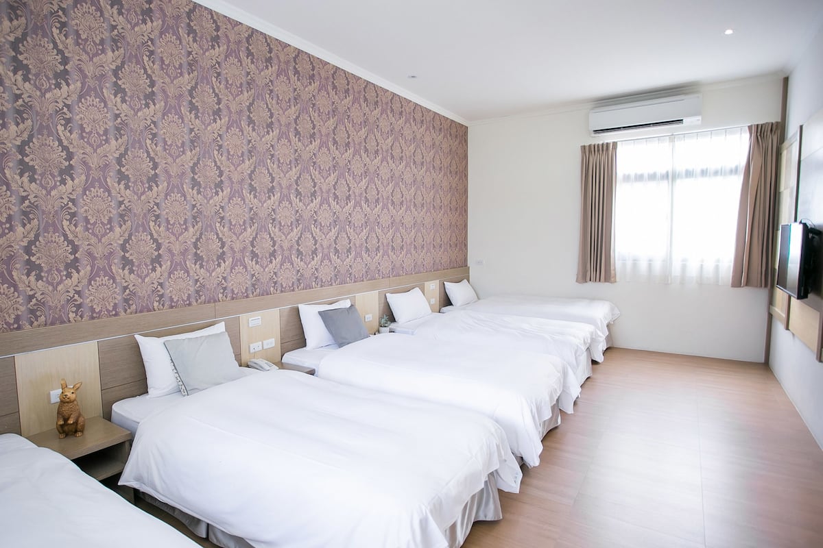 Economy Room | Premium bedding, in-room safe, desk, blackout drapes