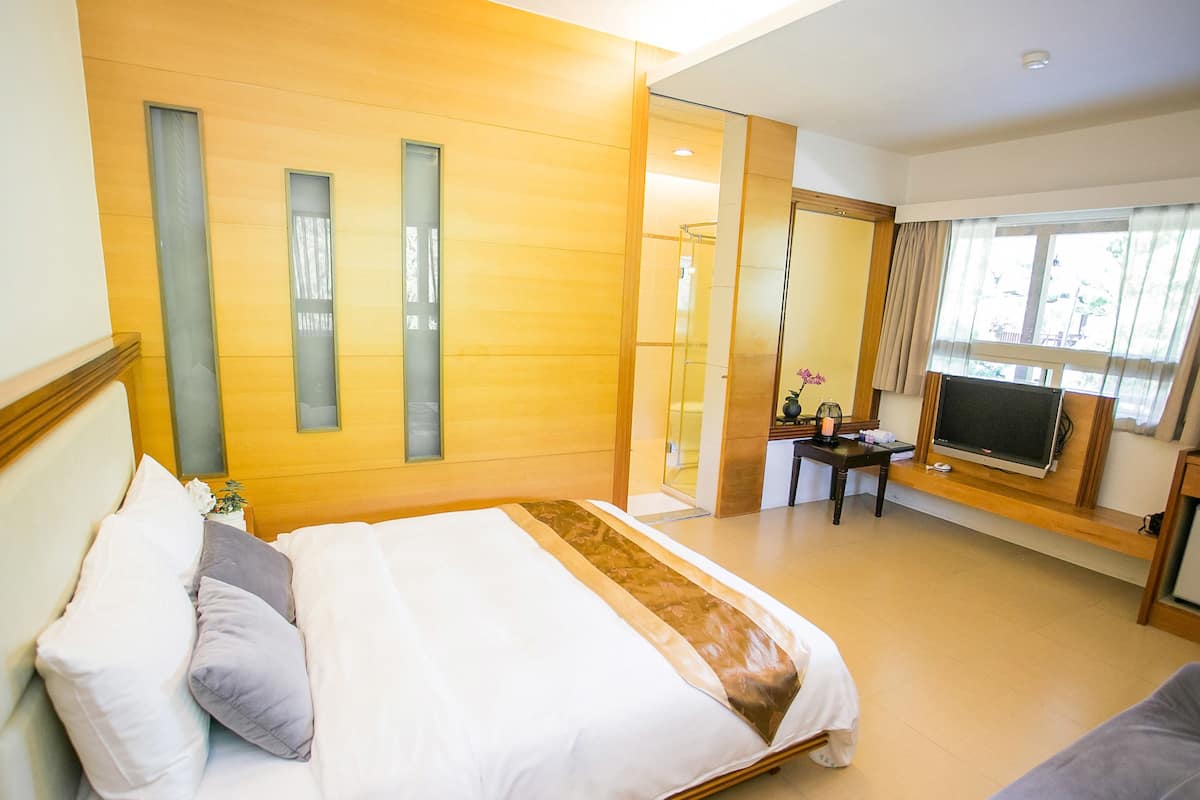 Standard Room, 1 Double Bed | Premium bedding, in-room safe, desk, blackout drapes