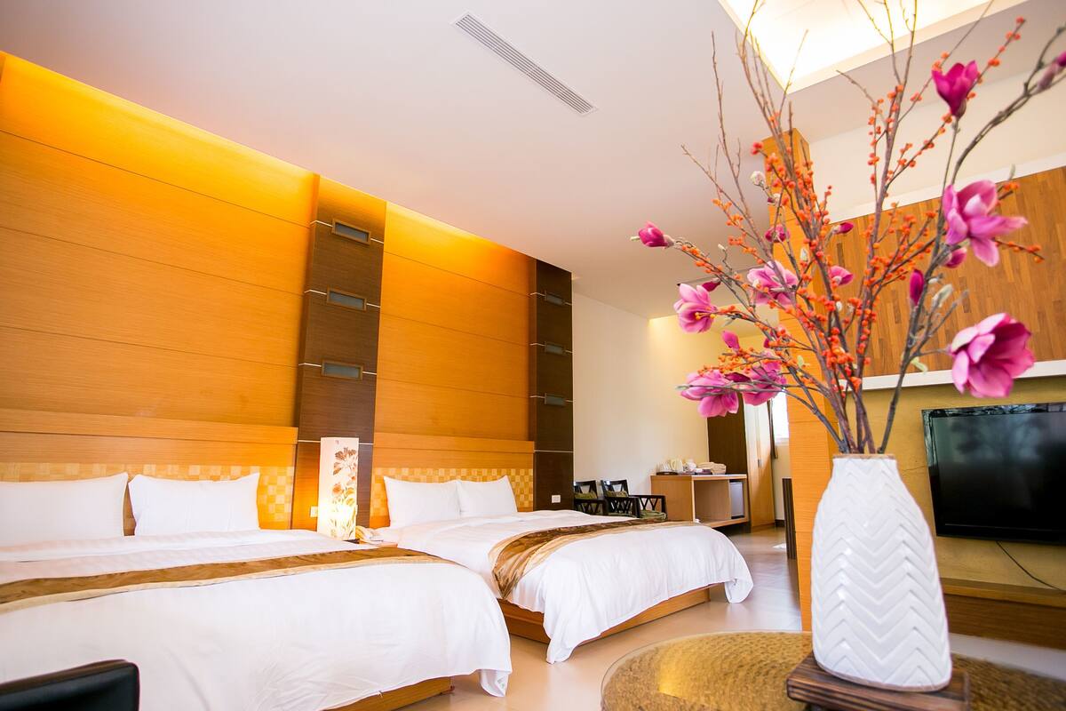 family room | premium bedding, in-room safe, desk, blackout curtains