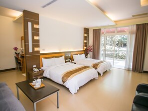 标准四人房 | 高档床上用品、客房内保险箱、办公桌、遮光窗帘