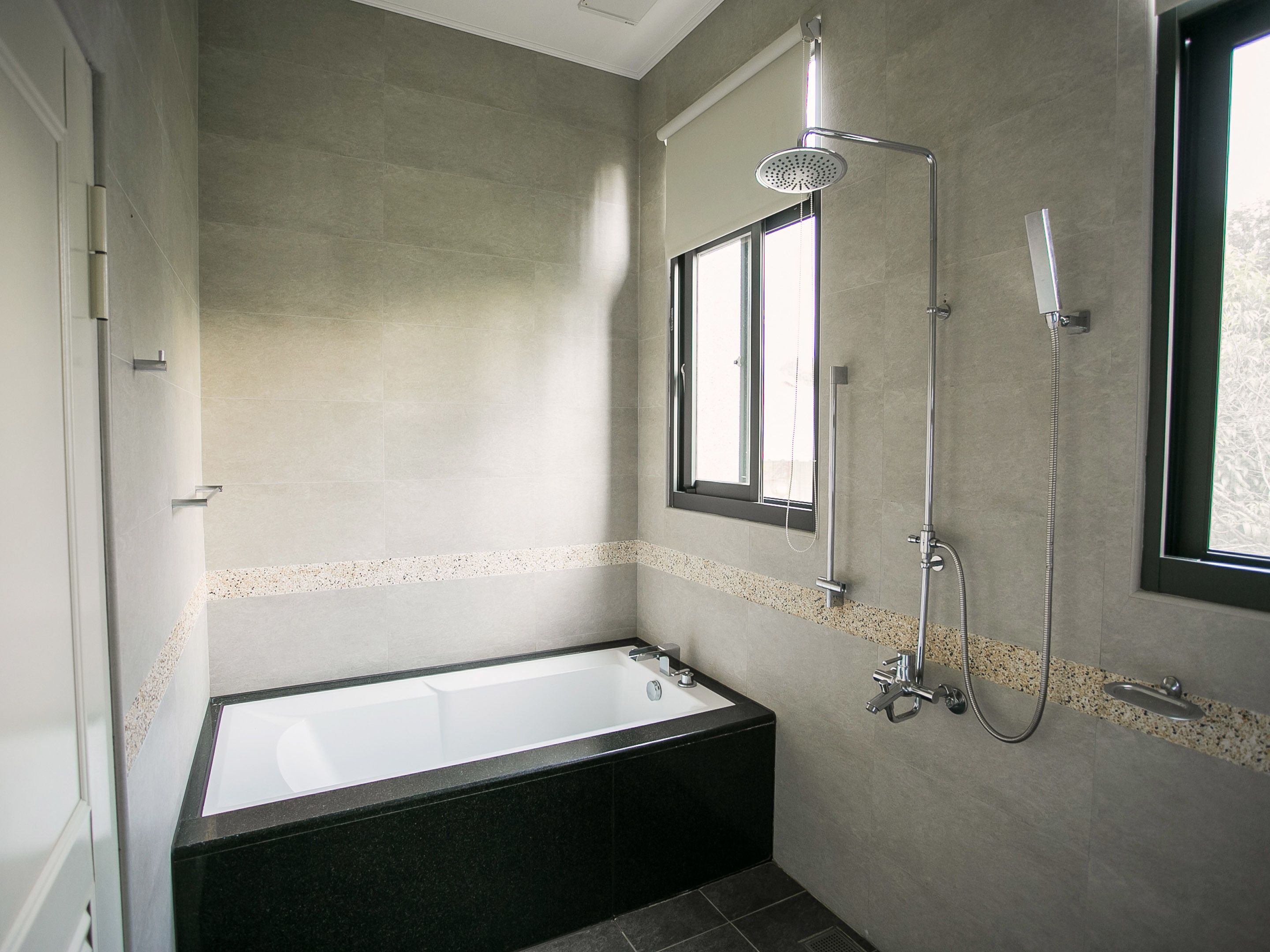 economy room | deep-soaking bathtub