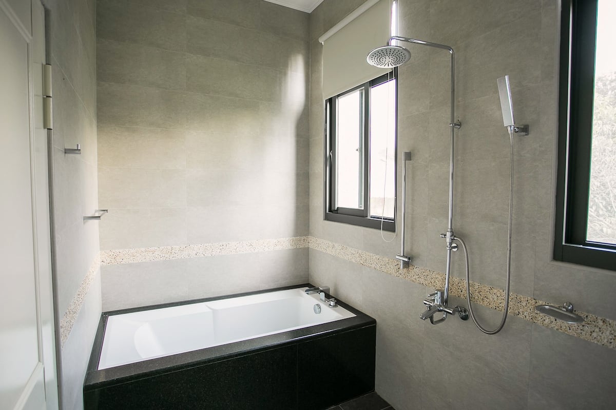 economy room | deep-soaking bathtub