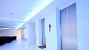 A modern hotel corridor with white walls and a minimalist design. - Season Skyline (Luodong)