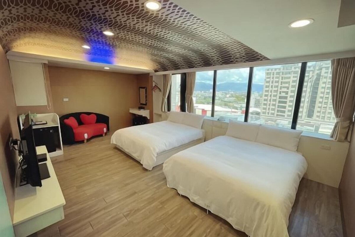 Escritorio, cortinas opacas, wifi gratis y decoración individual