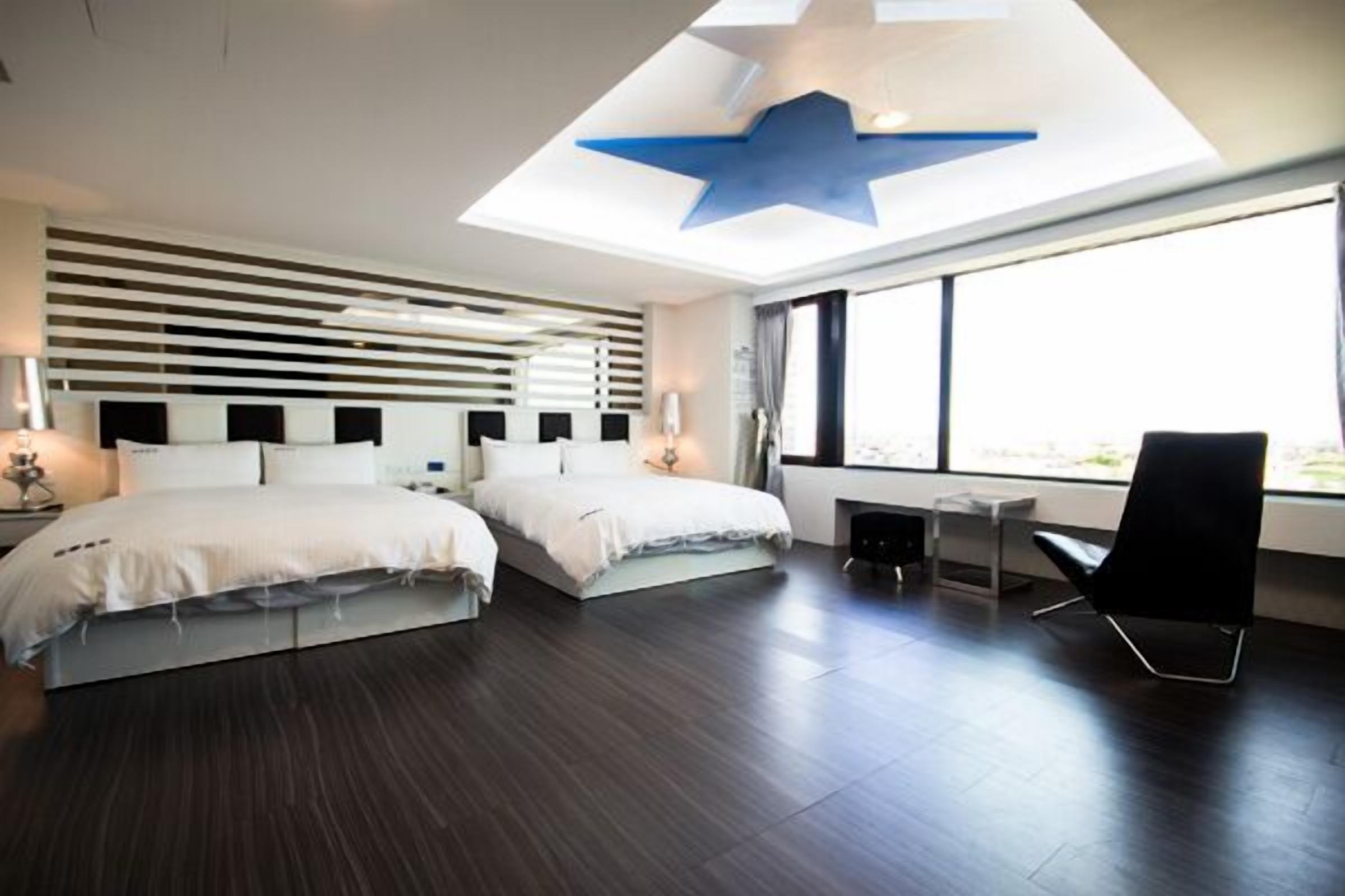 ห้องคลาสสิกสำหรับสี่ท่าน | ห้องพักตกแต่งอย่างมีเอกลักษณ์, ตกแต่งพิเศษโดยเฉพาะ, โต๊ะทำงาน