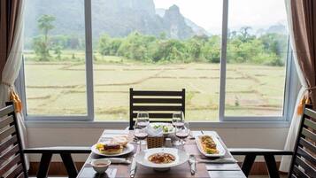 Petit déjeuner buffet (6.3 USD par personne)