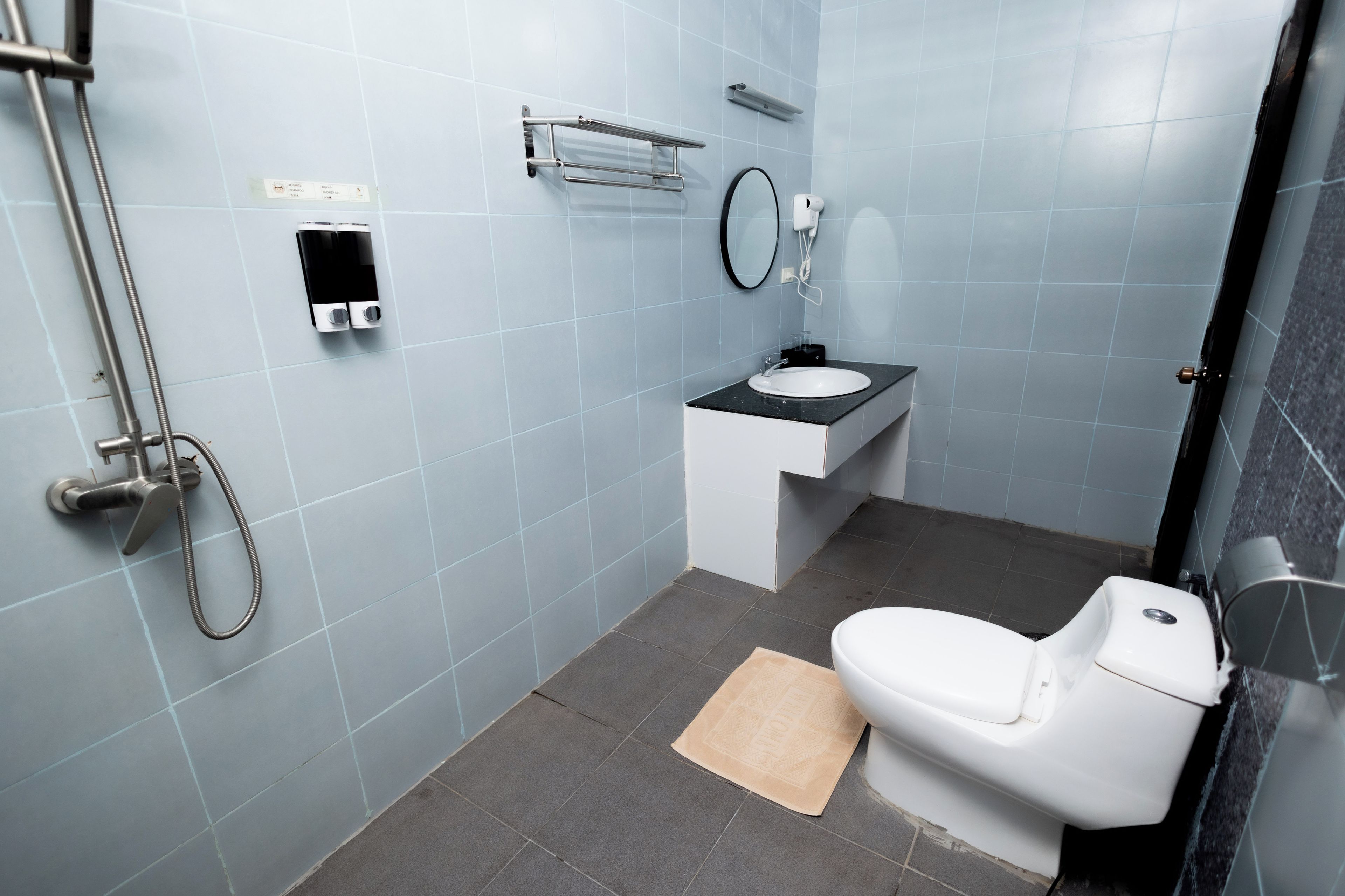 Un baño moderno con inodoro, lavabo y ducha.