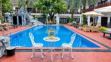 Piscine extérieure, parasols de plage, chaises longues