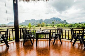 Breakfast, lunch, dinner served; international cuisine - Vang Vieng Savanh Sunset view resort (Vang Vieng)