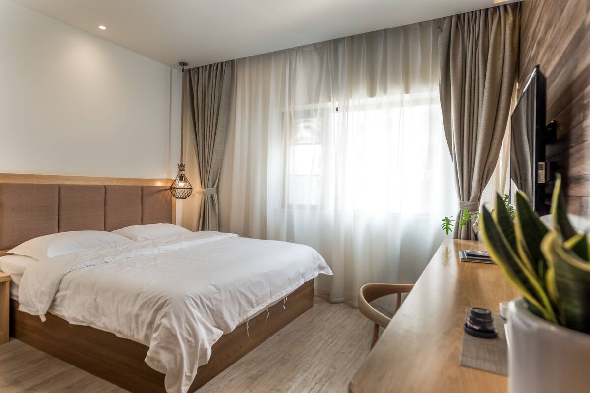 Business Room, 1 Queen Bed | Room amenity