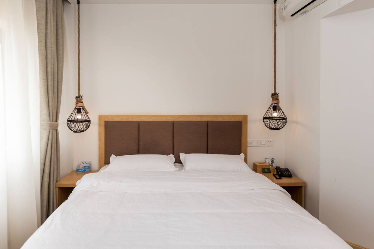 Executive Room, 1 Queen Bed | Room amenity