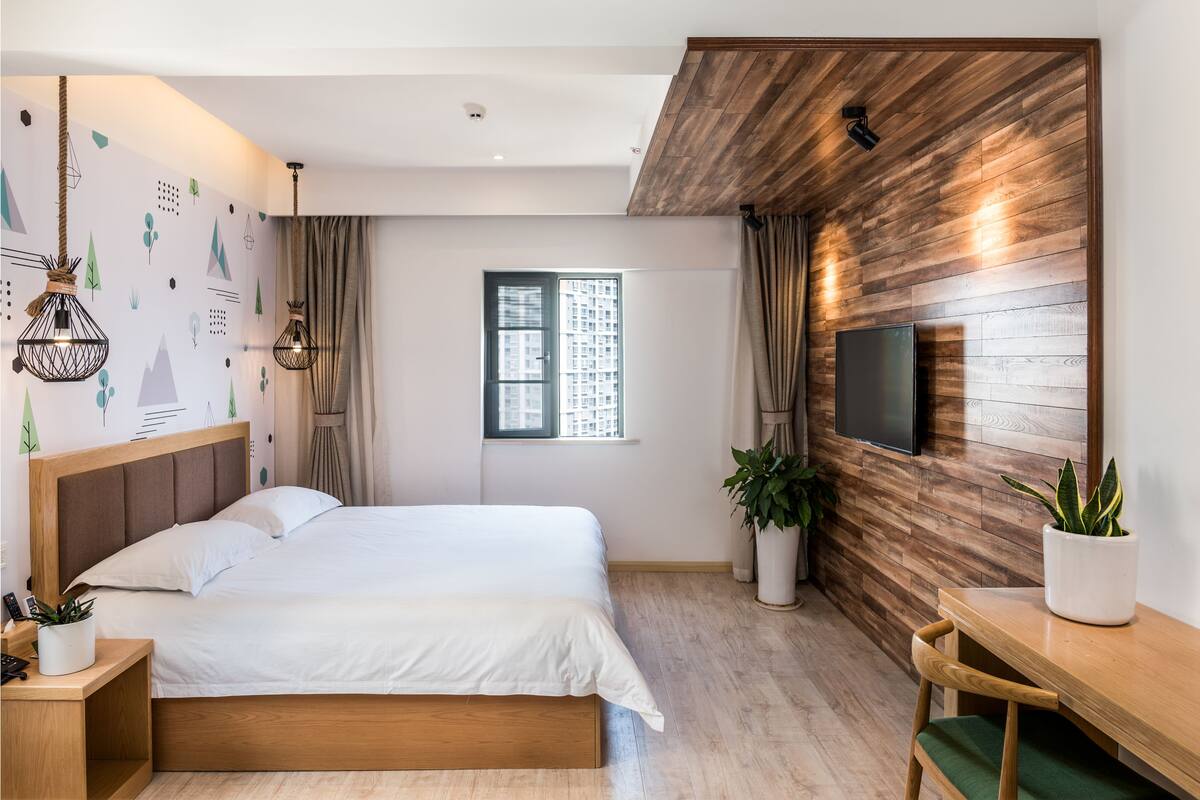 Deluxe Room, 1 Queen Bed, City View | Room amenity