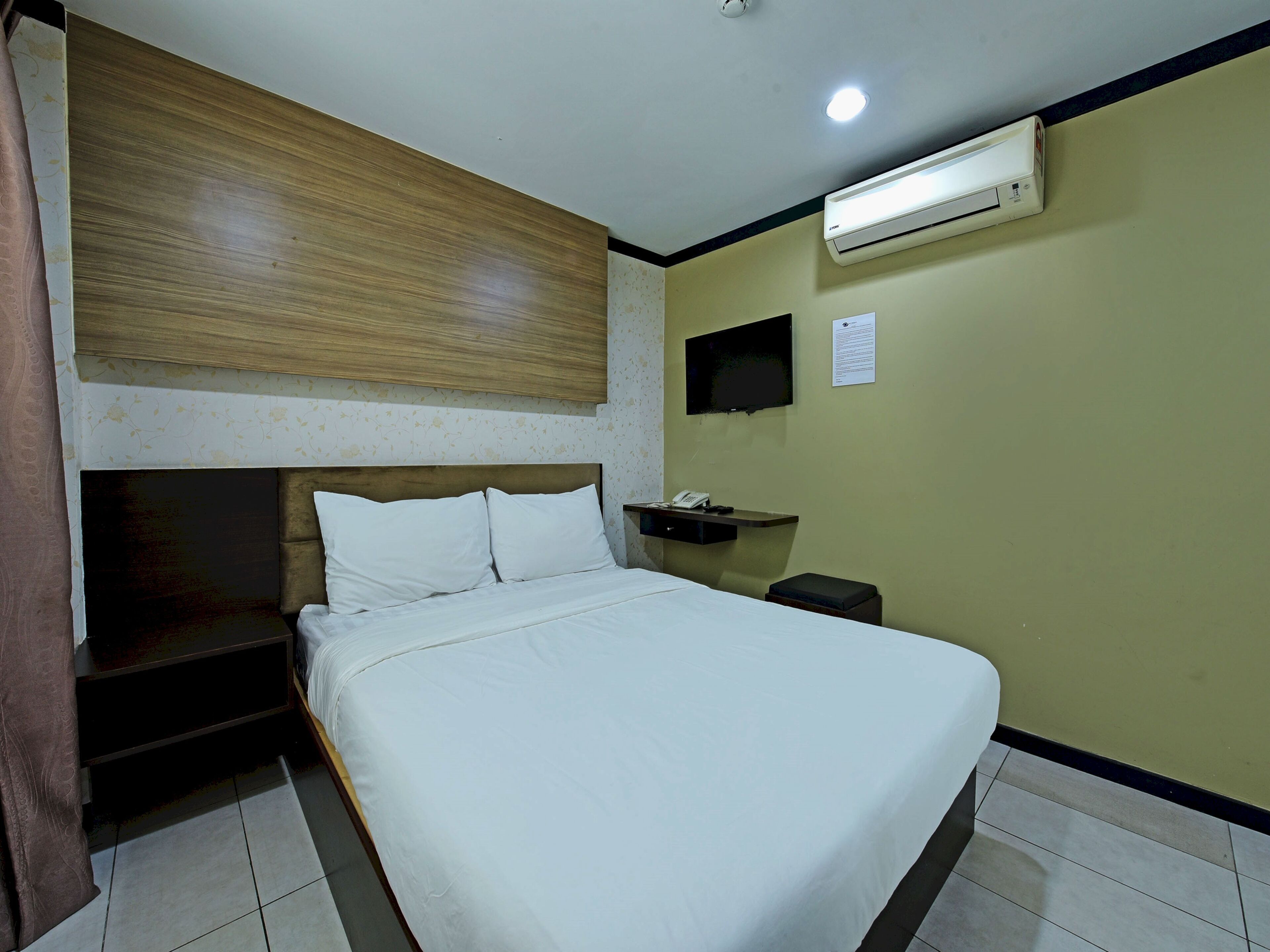 deluxe double room | desk, laptop workspace, free wifi, bed sheets